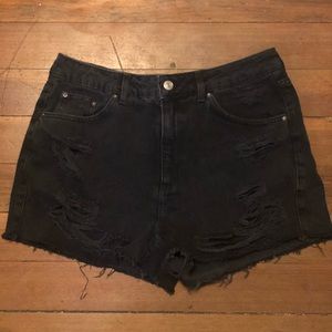 Black distressed TopShop Mom shorts!